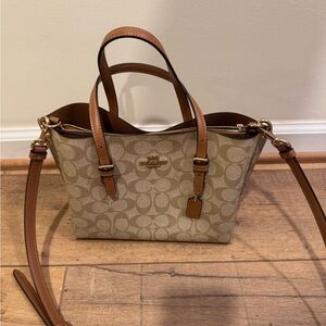 Mollie Tote Bag 25 In Signature Canvas 230$ OBO